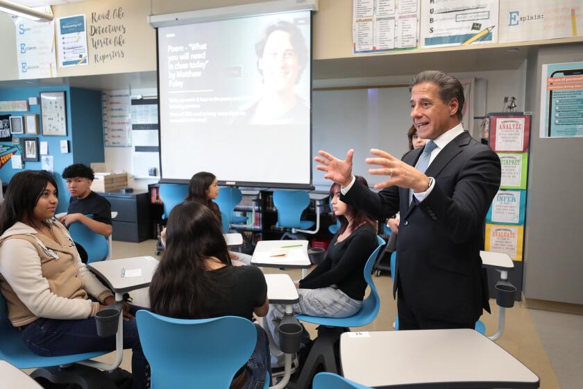 Los Angeles, CA - August 14: Lenicia B. Weemes Elementary School on Monday, Aug. 14, 2023 in Los Angeles, CA. LAUSD Supt. Alberto Carvalho talks with students as he visits the 11th grade AP English classroom at Diego Rivera Learning Complex on the first day of classes for LAUSD students. (Al Seib / For The Times)