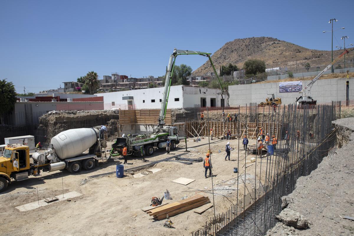 Obras de construcción de segundo hospital general de Tijuana en la zona este de la ciudad.