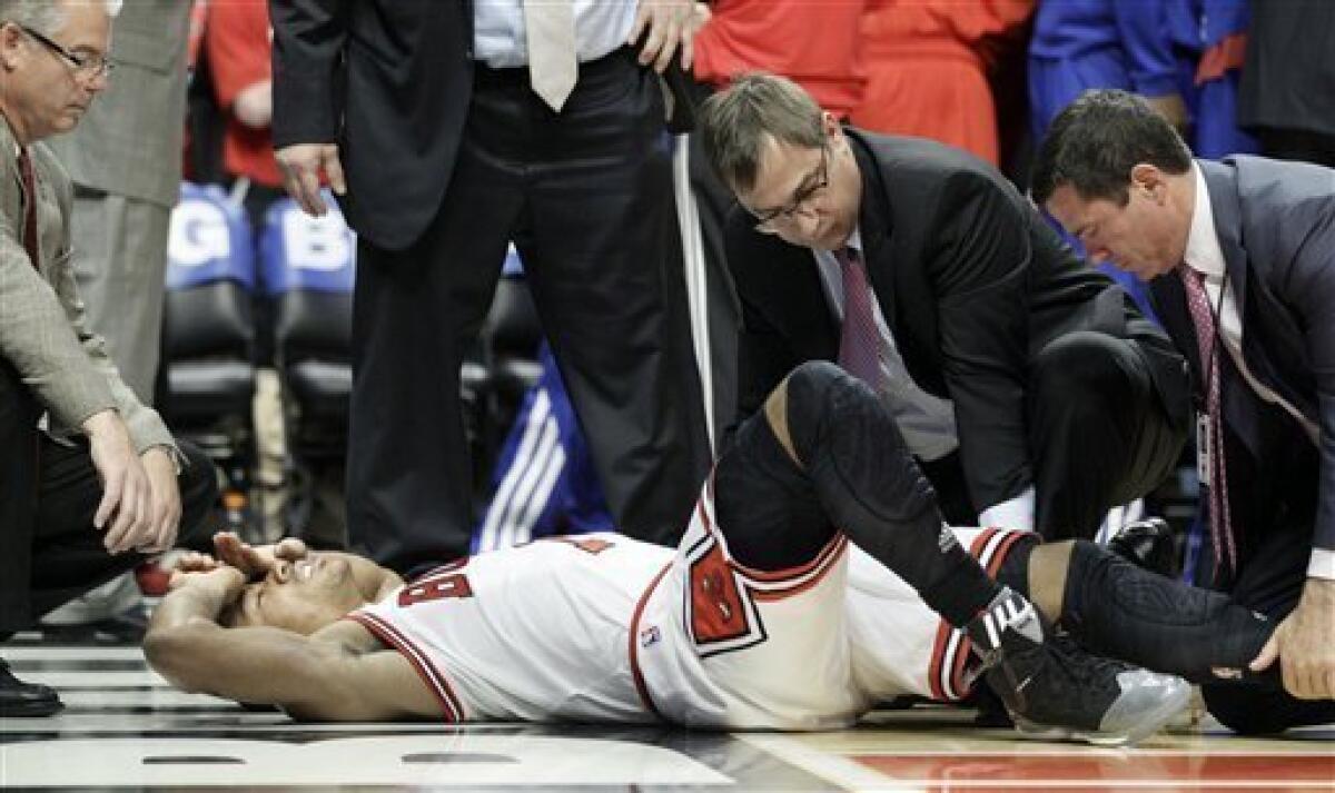 derrick rose tears his acl