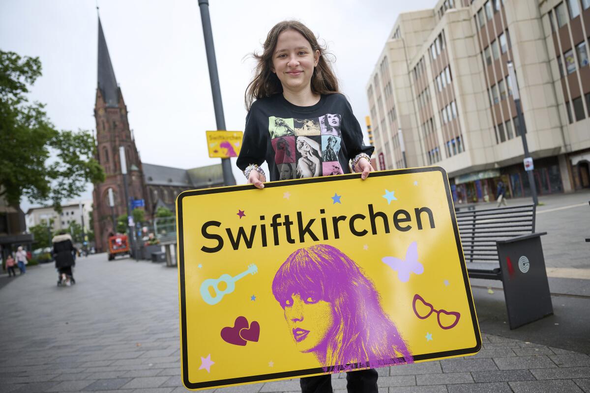 La estudiante Aleshanee Westhoff muestra un cartel de la ciudad "Swiftkirchen" 