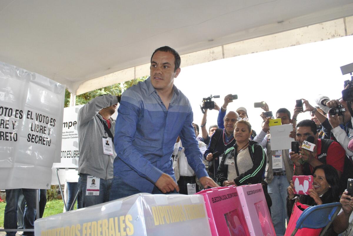 En esta foto de archivo del 7 de junio de 2015, el futbolista mexicano Cuauhtémoc Blanco vota en las elecciones de Cuernavaca, México. Blanco protagoniza una huelga de hambre para defender su cargo como alcalde de Cuernavaca, informó el sábado, 17 de diciembre de 2016. (AP Photo/Tony Rivera, File)