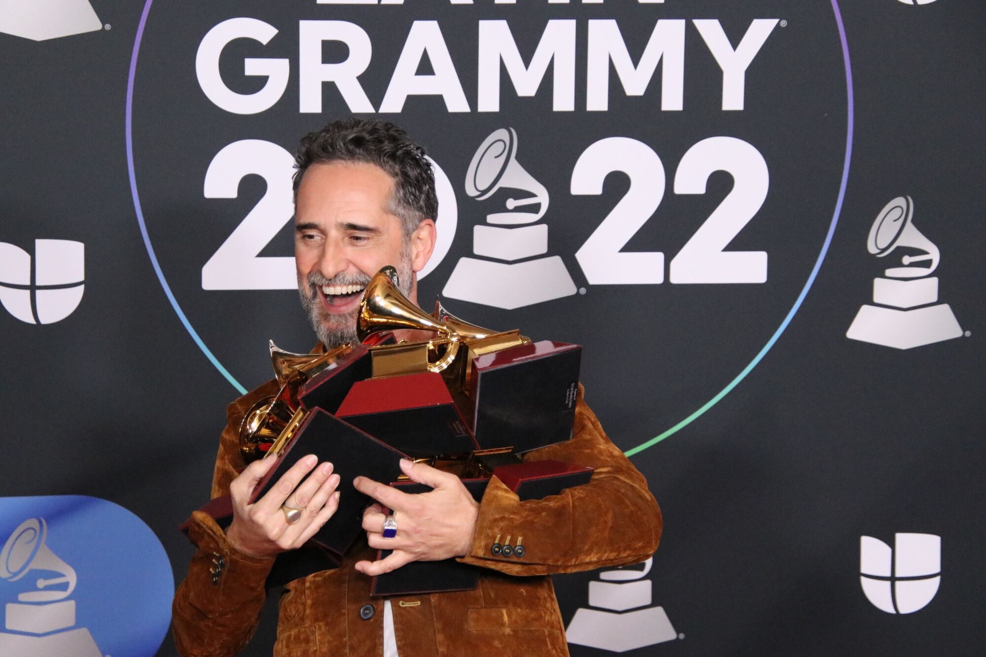 Jorge Drexler se lleva 7 galardones a casa y se convierte el máximo ganador de los Latin Grammy 2022.