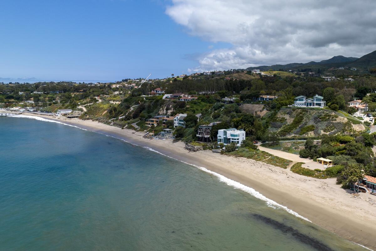Malibu, CA - May 31: The owners of the properties at 27910 and 27920 Pacific Coast Highway, right, installed fences, driveways, dumpsters and landscaping along the highway to obscure the public easement to Escondido Beach on Wednesday, May 31, 2023 in Malibu, CA. (Brian van der Brug / Los Angeles Times)