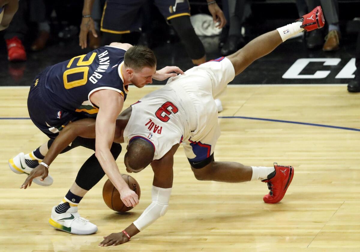 PBX04. Los Angeles (United States), 16/04/2017.- Los Angeles Clippers guard Chris Paul (R) and Utah Jazz forward Gordon Hayward (L) chase a loose ball in first half of their Western Conference first round NBA playoff basketball game in Los Angeles, California, USA, 15 April 2017. (Baloncesto, Estados Unidos) EFE/EPA/PAUL BUCK ** Usable by HOY and SD Only **