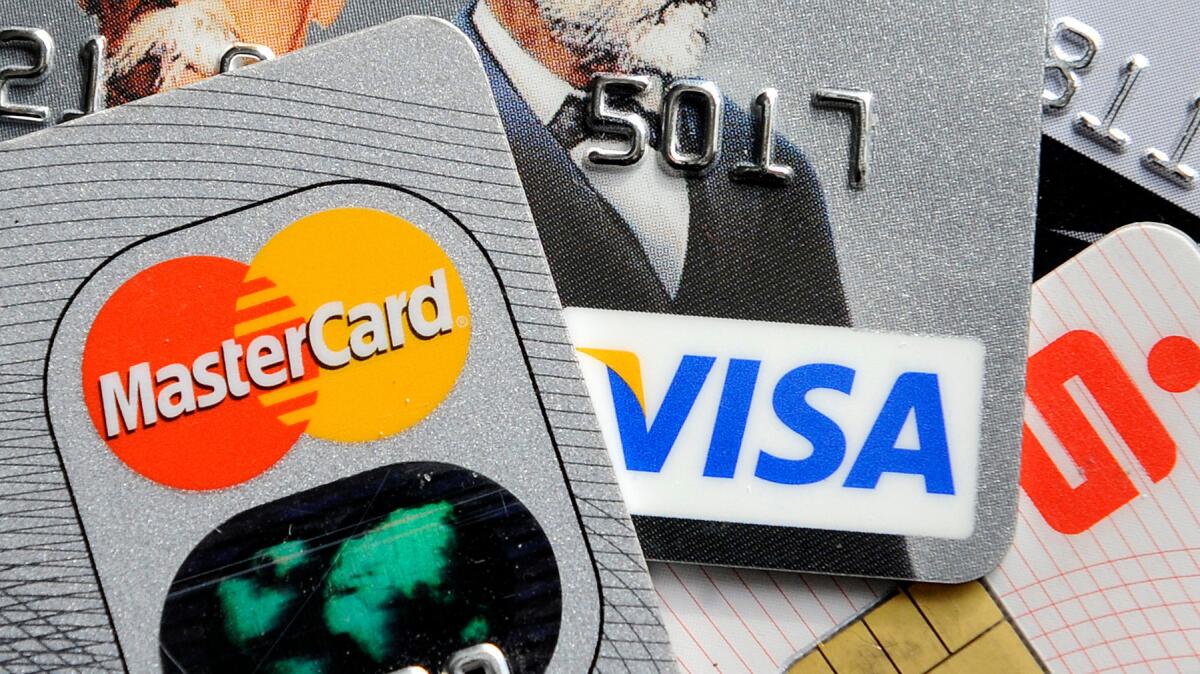 Los proveedores de puntaje de crédito ofrecen simuladores para ayudarle a averiguar cuánto cambiaría su puntuación si cierra las tarjetas de crédito.