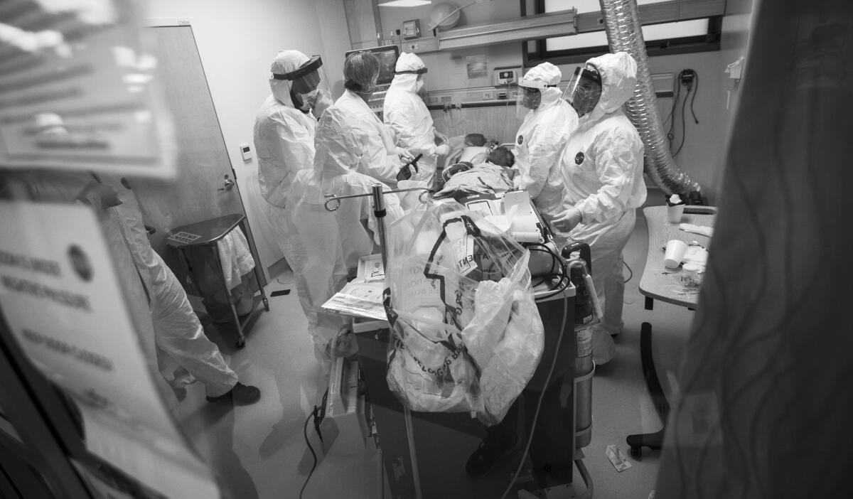 Médicos y enfermeras se apresuran a salvar la vida de un paciente en la unidad de cuidados intensivos del Hospital Comunitario Martin Luther King, Jr.