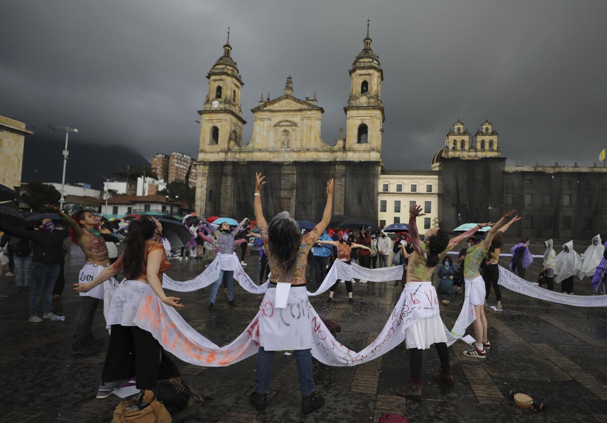 Mujeres marchan en el Día Internacional para la Eliminación de la Violencia contra la Mujer en Bogotá, Colombia.