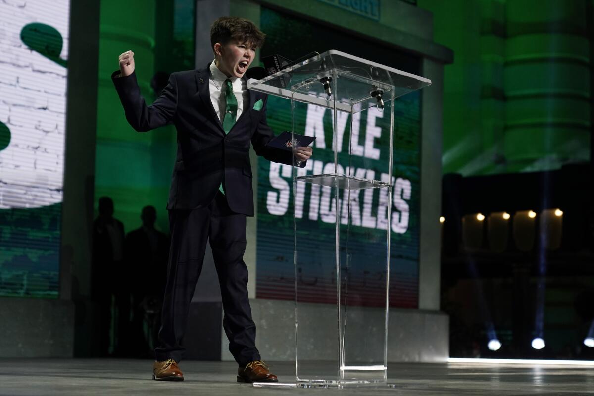 Kyle Stickles announces the New York Jets' first-round pick.