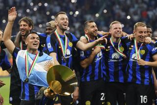 Lautaro Martínez y sus compañeros del Inter de Milán celebran la conquista de su 20mo scudetto en la Serie A italiana en el estadio San Siro, el domingo 19 de mayo de 2024. (Spada/LaPresse vía AP)