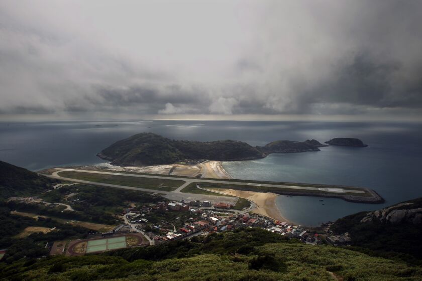En esta imagen de archivo, vista desde la cima del Monte Bi, de 220 metros (670 pies), de la pista del aeropuerto, que se adentra en el mar, en Beigan, en el archipiélado de Matsu, en el norte de Taiwán, el 22 de agosto de 2012. (AP Foto/Wally Santana, archivo)