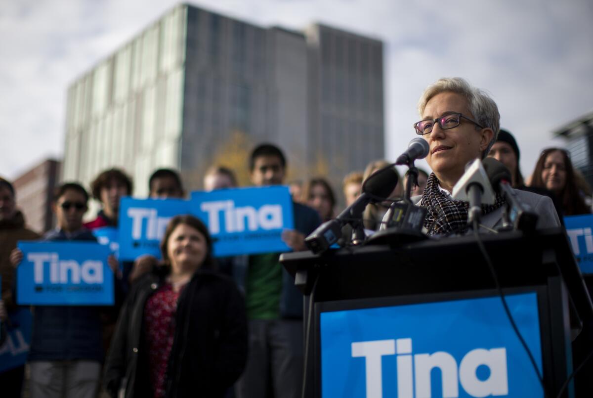 La candidata demócrata a la gubernatura de Oregon Tinka Kotek en una conferencia de prensa 