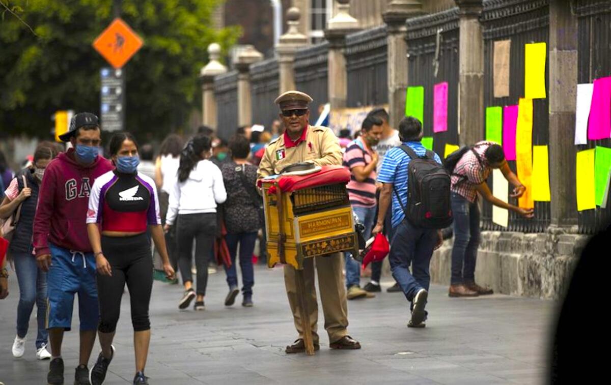 Un organillero toca su instrumento en el centro de la Ciudad de México.