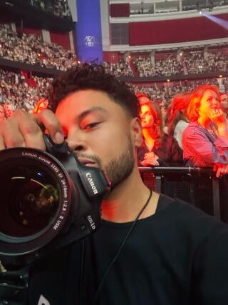 Alfredo Flores in the photo pit for Sabrina Carpenter.