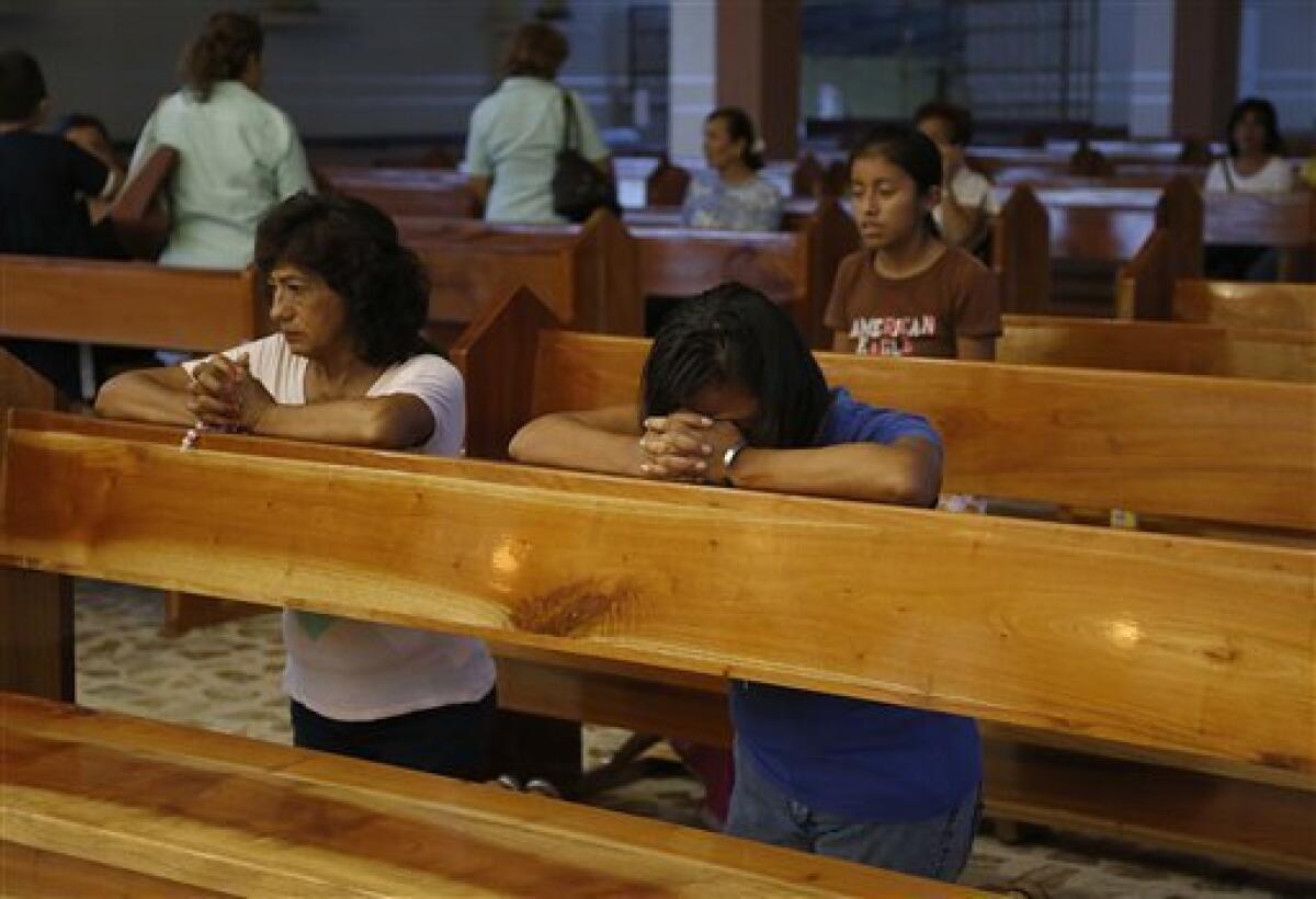 Un grupo de personas reza en la iglesia de Nuestra Señora de Fátima en Poza Rica, en el estado de Veracruz, México, el 20 de septiembre de 2016. Dos de los sacerdotes de la iglesia fueron hallados muertos en la víspera, tras haber sido vistos por última vez el 18 de septiembre. Los cuerpos acribillados de los curas aparecieron al borde de un camino.