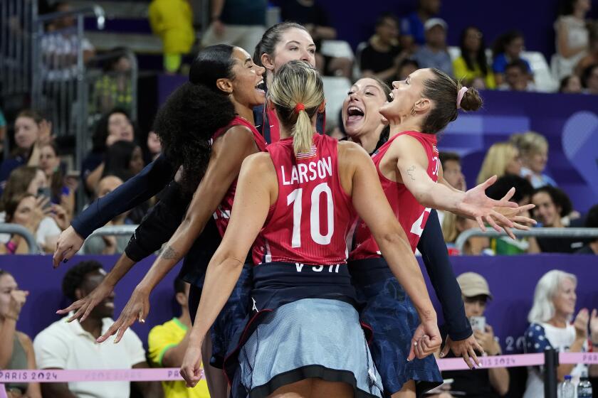 Las jugadoras de Estados Unidos festejan durante la semifinal olímpica de voleibol ante Brasil, el jueves 8 de agosto de 2024, en París (AP Foto/Dolores Ochoa)