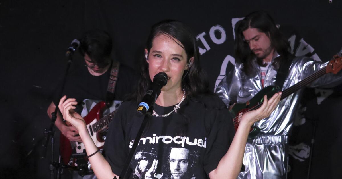 Ximena Sariñana enciende una chispa roja con 'Rompe'