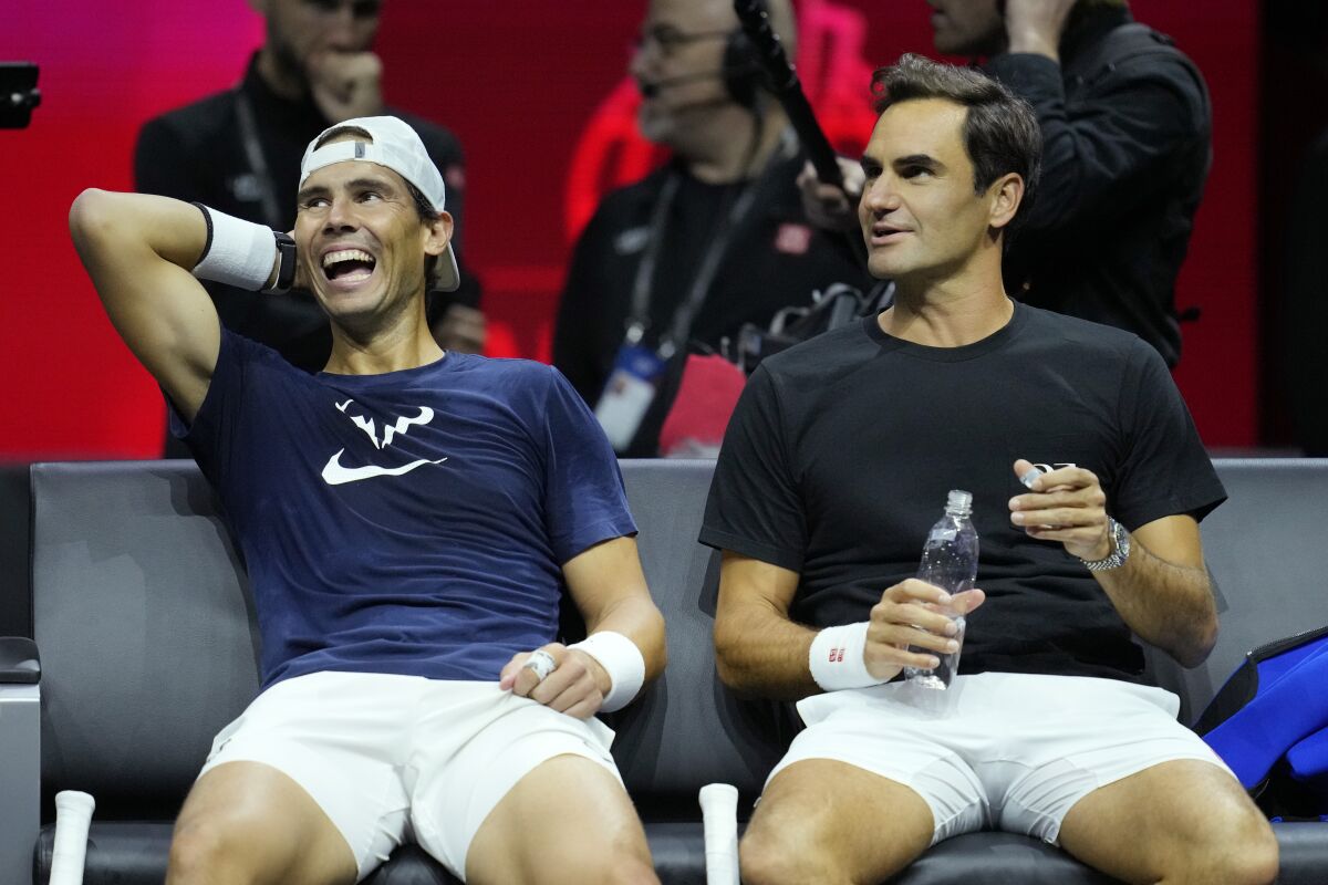Roger Federer (derecha) y Rafael Nadal durante un entrenamiento previo a la Copa Laver de teni