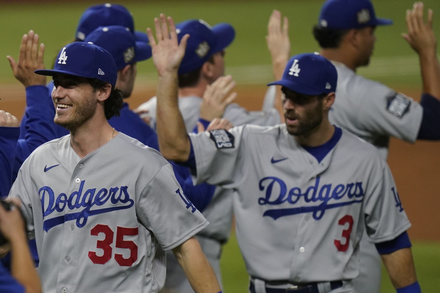 MLB: Bellinger back in CF for LA with roof closed for Game 5 - The Mainichi