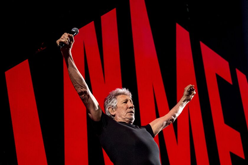 ARCHIVO - Roger Waters se presenta en el Barclays Arena de Hamburgo, Alemania, el 7 de mayo de 2023, para dar inicio a su gira "This Is Not A Drill" por Alemania. La administración de Biden opinó sobre la controversia del cofundador de Pink Floyd, Roger Waters, y sus recientes actuaciones en Alemania, que algunos han considerado antisemitas. El Departamento de Estado dijo el martes que Waters tiene "un largo historial de uso de tropos antisemitas para denigrar al pueblo judío". (Daniel Bockwoldt/dpa vía AP, archivo)