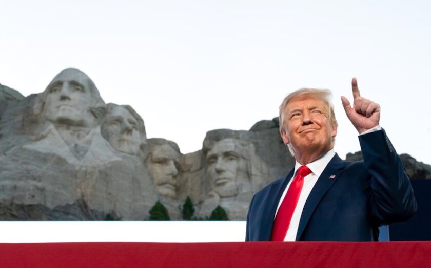 Donald Trump durante su evento del 4 de julio en Rushmore.
