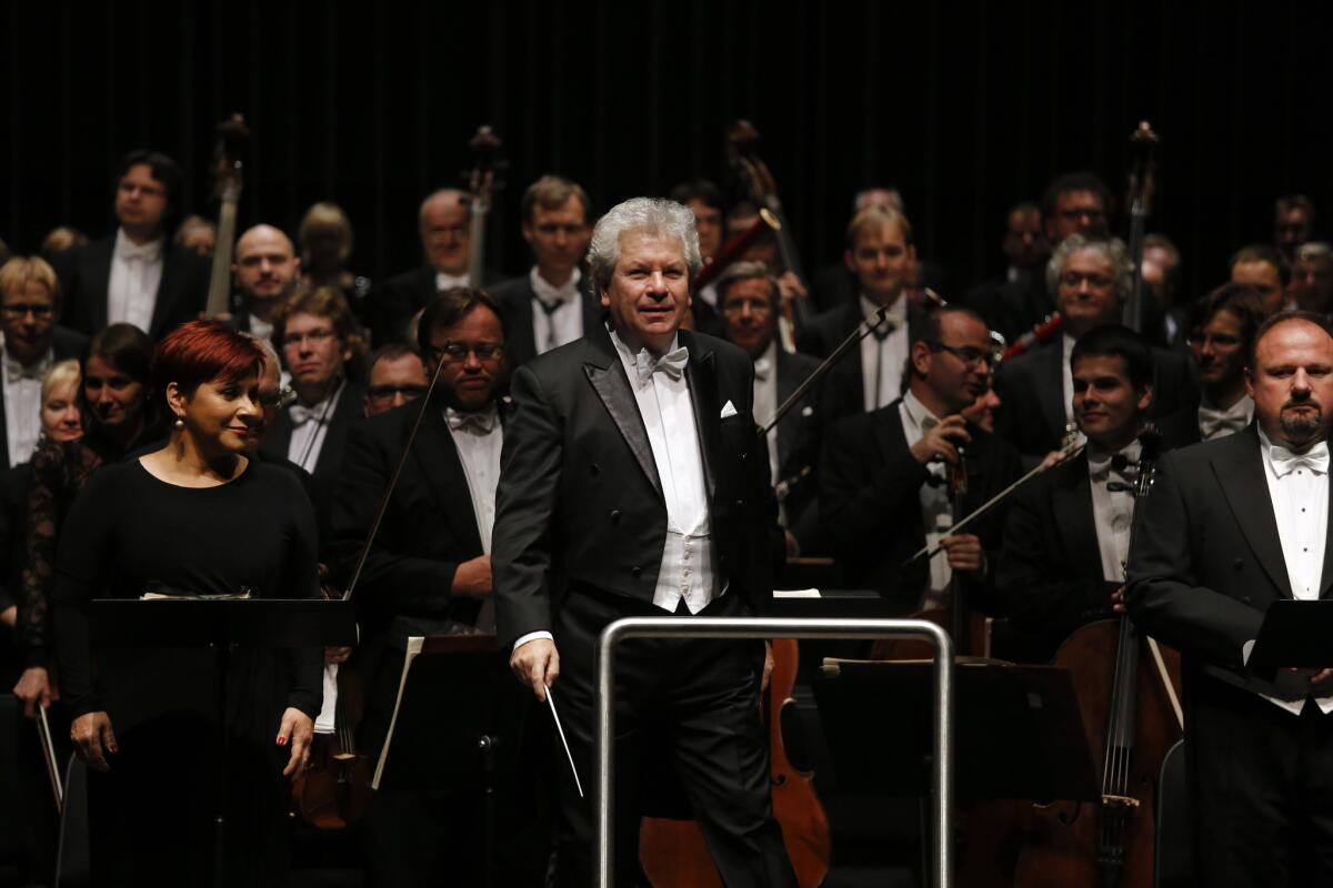 Jirí Belohlávek leads Czech Philharmonic, Prague Philharmonic Choir and vocalists in Stabat Mater.