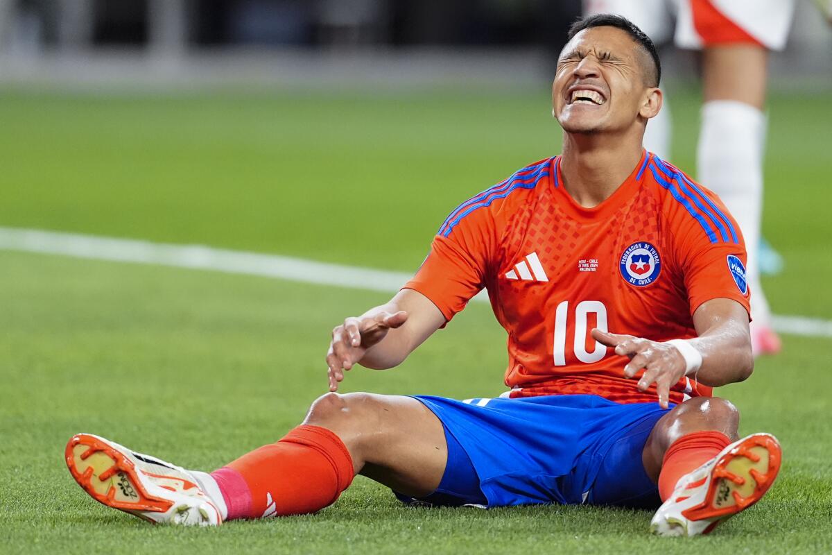 Alexis Sánchez de Chile reacciona tras fallar su remate frente 