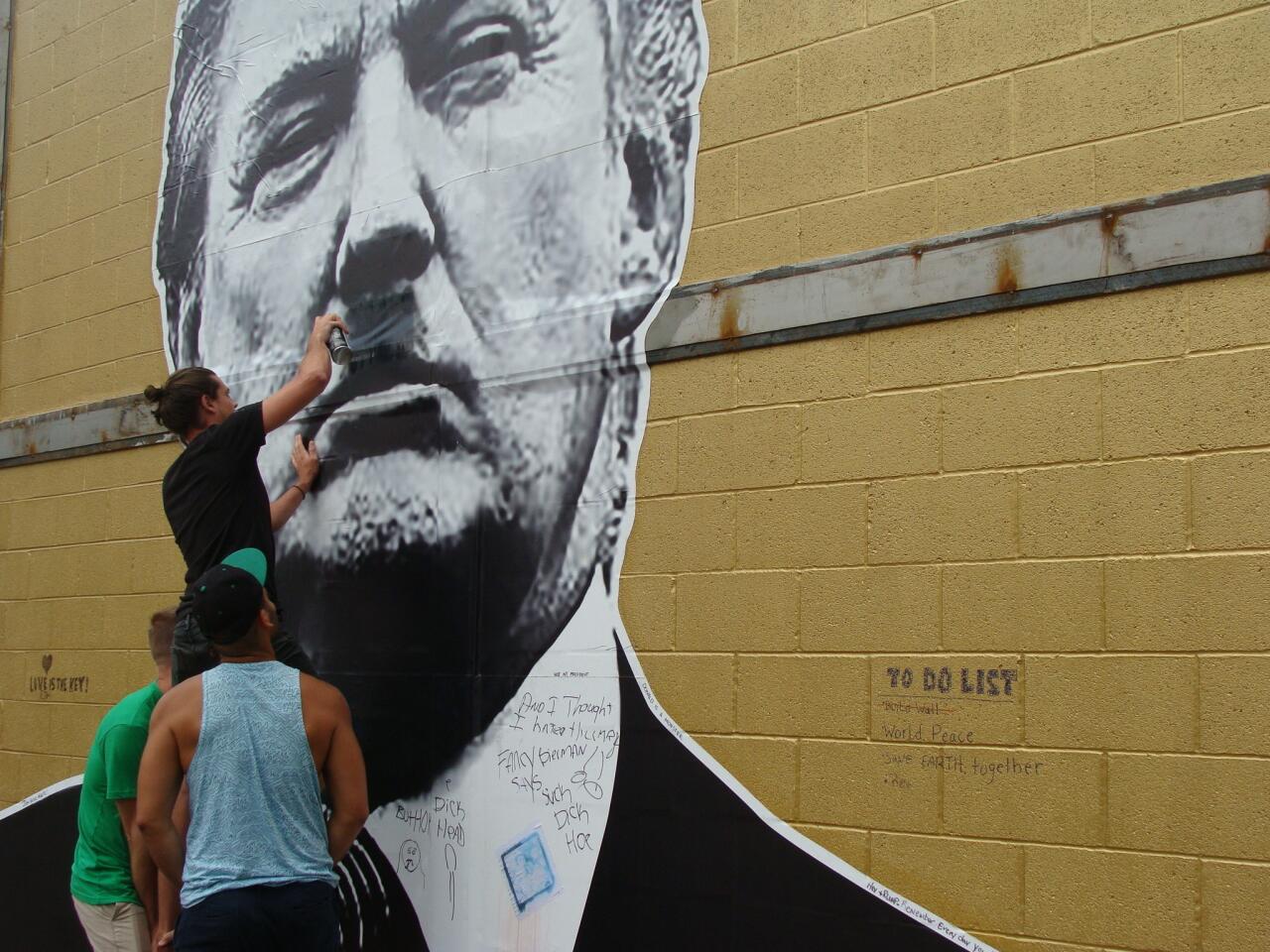 Un joven pintó a la figura de Trump un bigote similar al del líder nazi Adolfo Hitler, en el muro que está en una calle del centro de la ciudad de Atlanta.