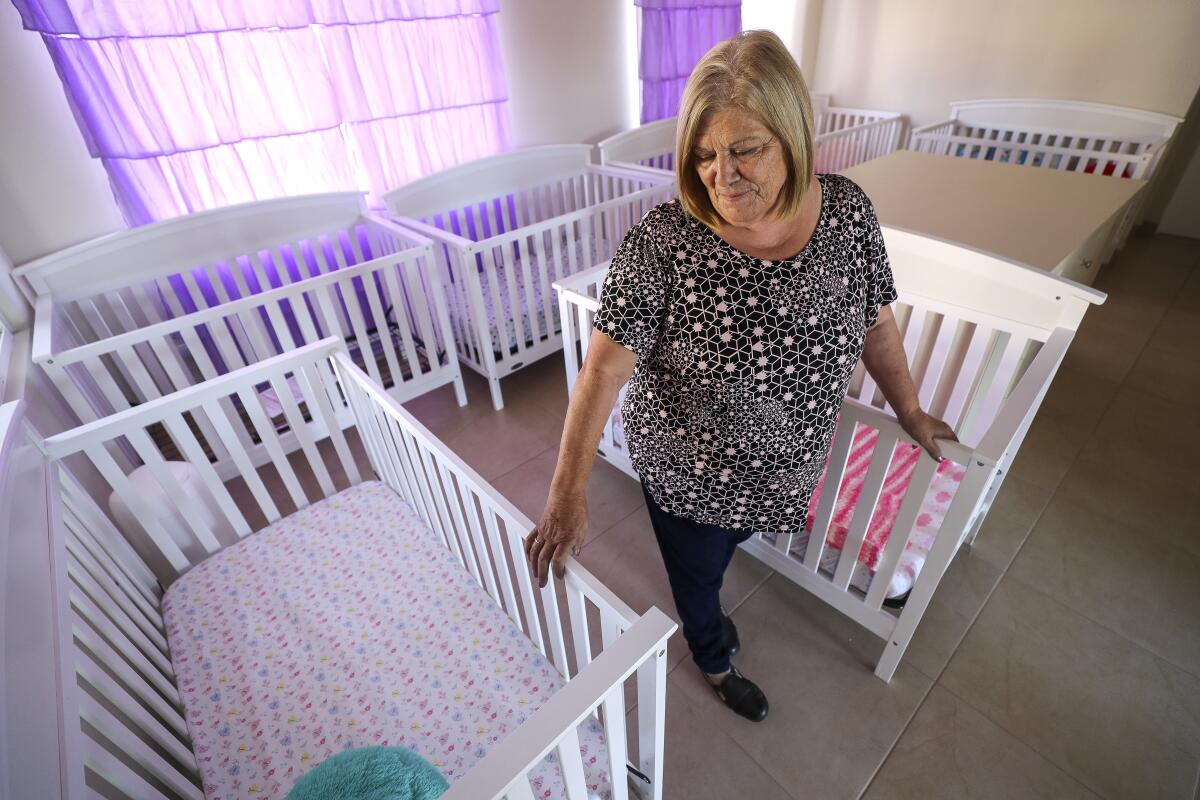 Carmen González, directora del orfanatorio de Sión, se encuentra entre las cunas de bebés, que están listas para ocho bebés recién nacidos, en el orfanatorio el miércoles, 30 de octubre de 2019 en Tijuana, México.