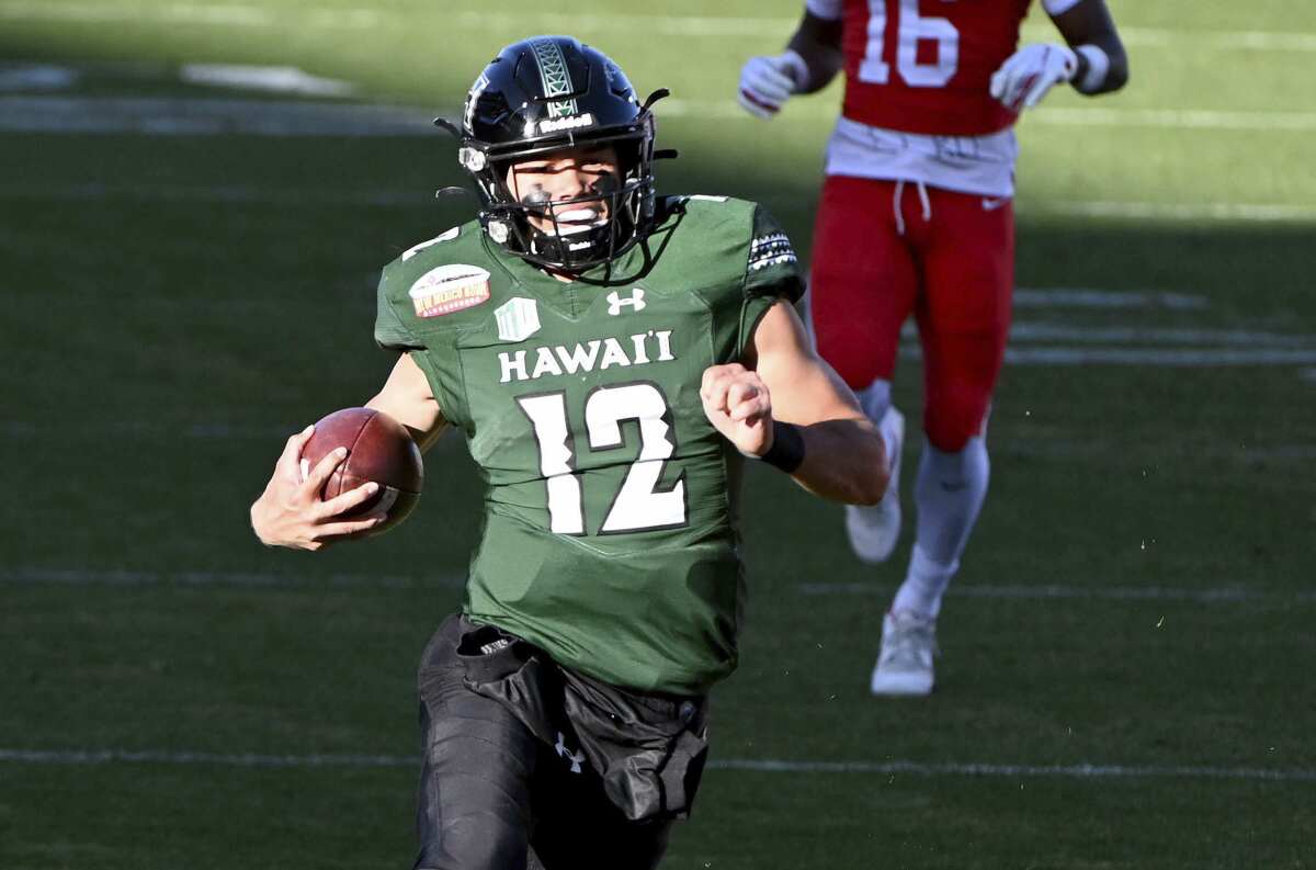 Hawaii quarterback Chevan Cordeiro carries the ball during a 28-14 victory over Houston.