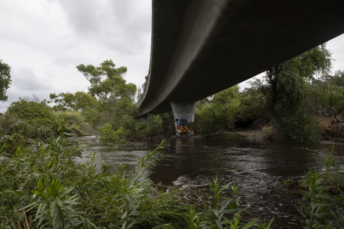 La rivière San Diego coule lundi après le passage de la tempête tropicale Hilary dans la région.