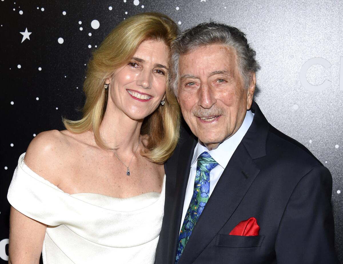 Tony Bennett and wife Susan Benedetto pose for a photo, pressing their heads together