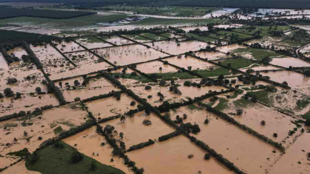 Vista aérea de un área inundada debido a las fuertes lluvias causadas por el huracán Eta
