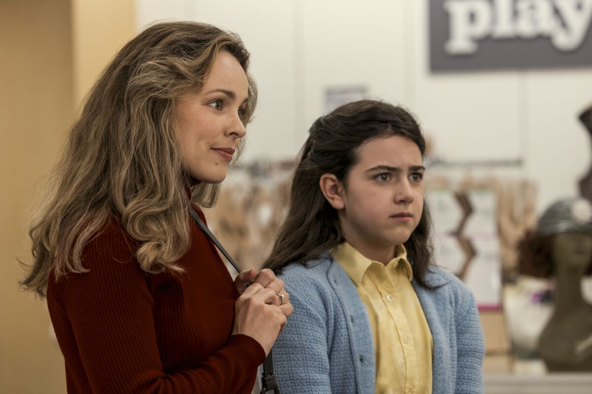 Rachel McAdams as a mother and Abby Ryder Fortson as her 11-year-old daughter