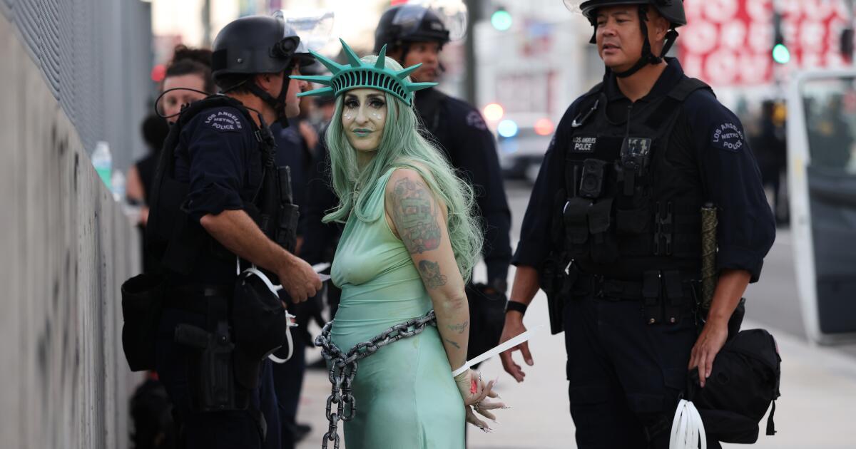 Confrontation at Federal Prison: LAPD Detains Multiple Protesters Amid Rising Tensions Confrontation at Federal Prison: LAPD Detains Multiple Protesters Amid Rising Tensions