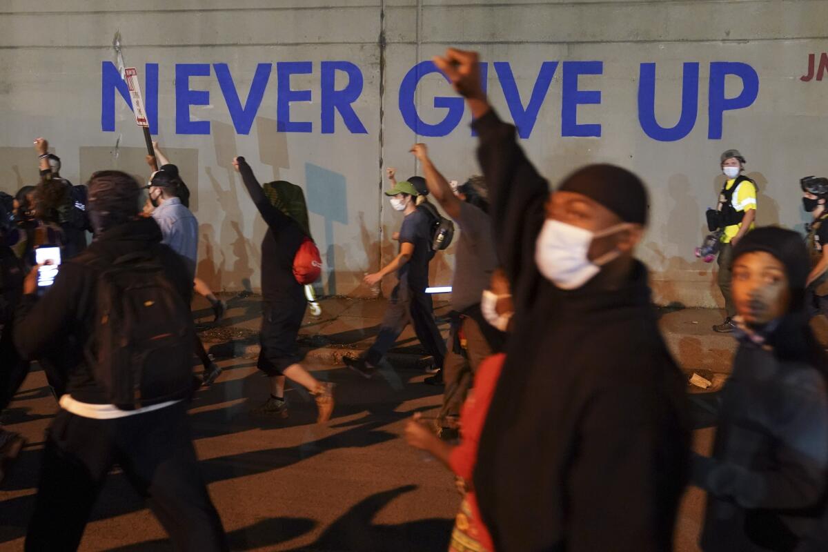 Manifestantes marchan en Louisville, Kentucky, el 24 de septiembre de 2020. (AP Foto/John Minchillo)