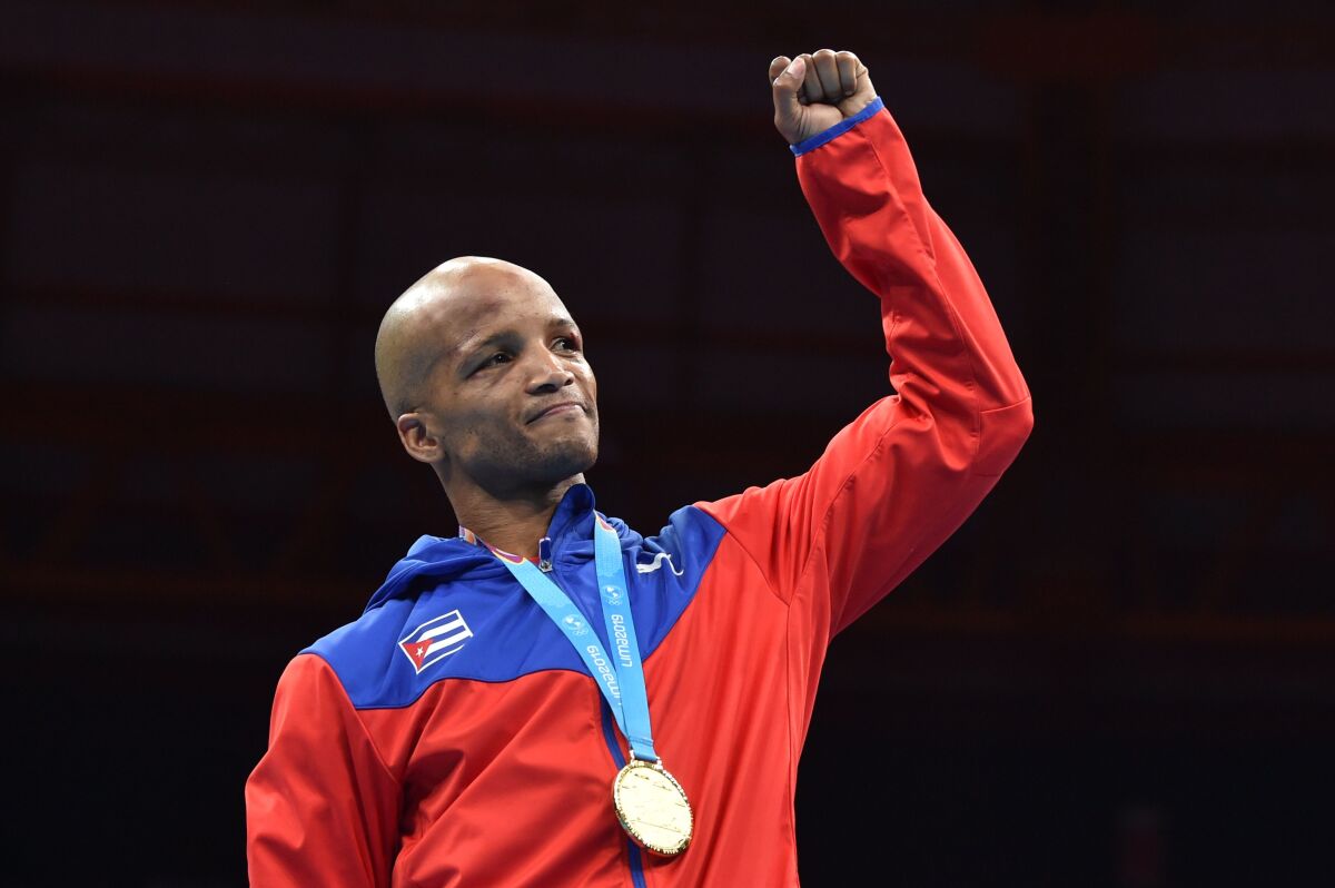Roniel Iglesias, de Cuba, festeja su medalla de oro.