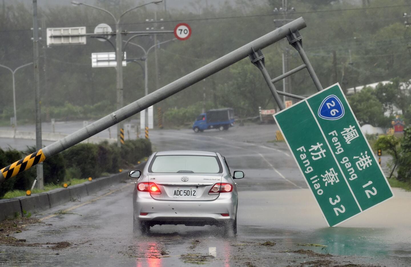 Typhoon Meranti barrels into mainland China