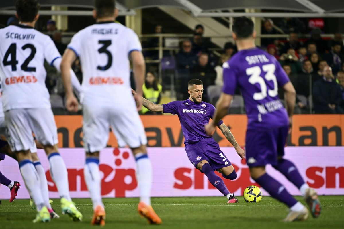 Cristiano Biraghi de la Fiorentina remata en el empate 1-1 contra Atalanta en la Serie A italiana, el lunes 17 de abril de 2023, en Florencia. (Massimo Paolone/LaPresse vía AP)