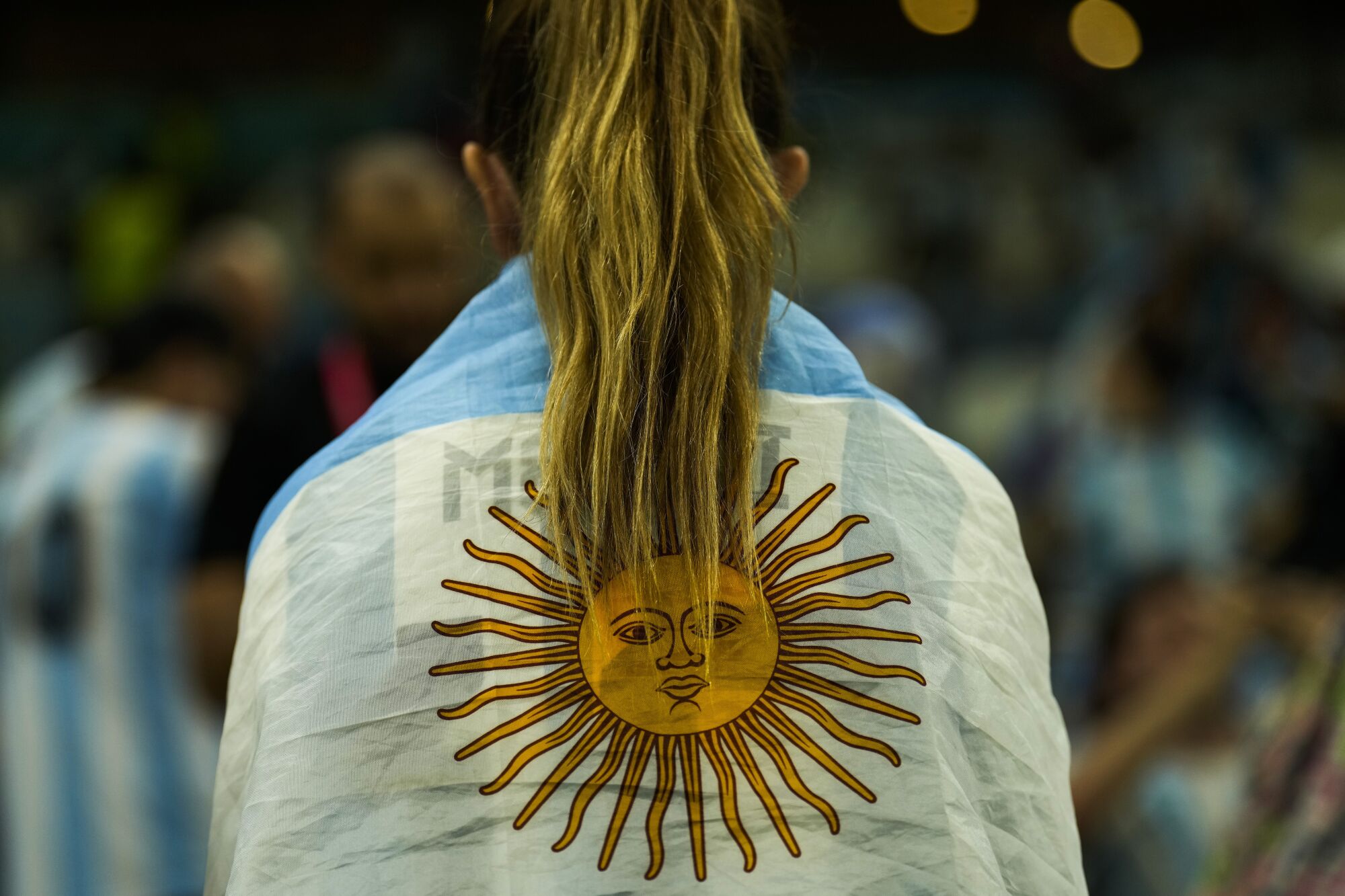 Una aficionada arropada con la bandera de
