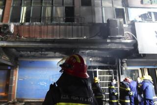 Bomberos miran al edificio donde se produjo un incendio en la ciudad de Xinyu City, en la provincia china de Jiangxi, el miércoles 24 de enero de 2024. Al menos 39 personas murieron y otras nueve resultaron heridas en el incendio en la provincia suroriental. (Zhou Mi, Xinhua via AP)