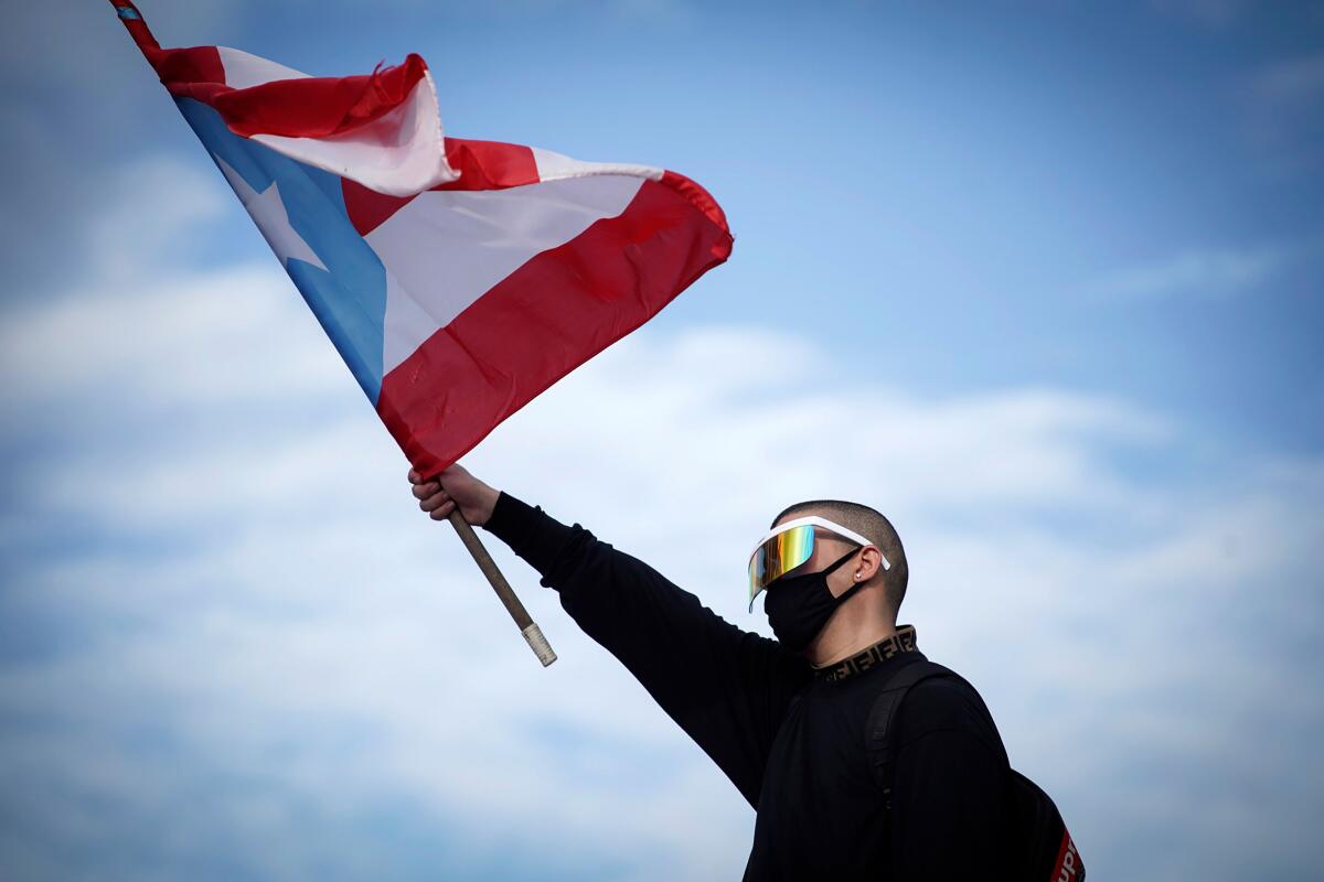 El cantante Bad Bunny durante la marcha de protesta de ayer en las calles de San Juan, Puerto Rico.