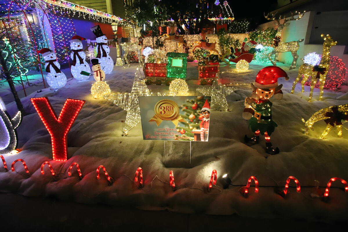 Fountain Valley goes festive with holiday home decorating contest - Los ...