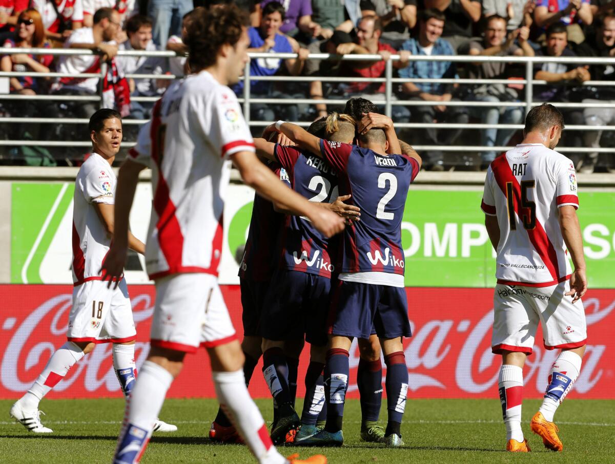 Los jugadores del Eibar celebran el gol marcado en propia puerta por el defensa del Rayo Diego Llorente, durante el encuentro de la décima jornada de liga de Primera División disputado hoy en el estadio de Ipurúa de Eibar (Guipúzcoa).