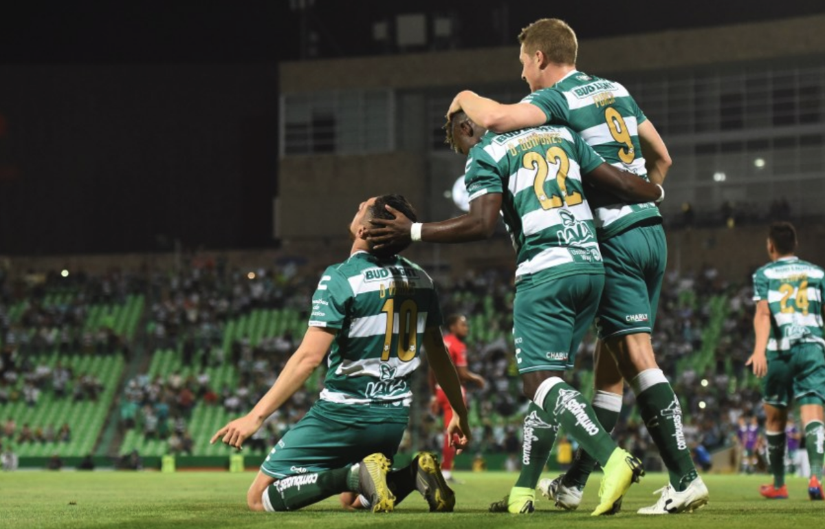 ARCHIVO.- Jugadores de Santos celebran un gol 