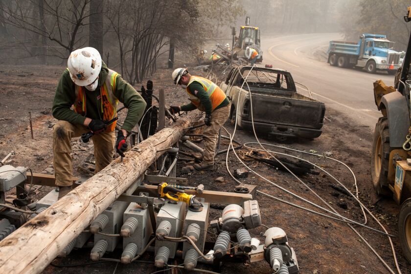 PG&E workers dissemble broken power lines after the Camp fire ripped through Paradise, Calif., on November 15, 2018. (Joel Angel Juarez/Zuma Press/TNS) ** OUTS - ELSENT, FPG, TCN - OUTS **
