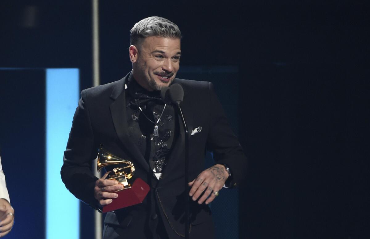 Pedro Capó recibe el premio a canción del año por "Calma" en la entrega del Latin Grammy el jueves 14 de noviembre de 2019 en el MGM Grand Garden Arena en Las Vegas.