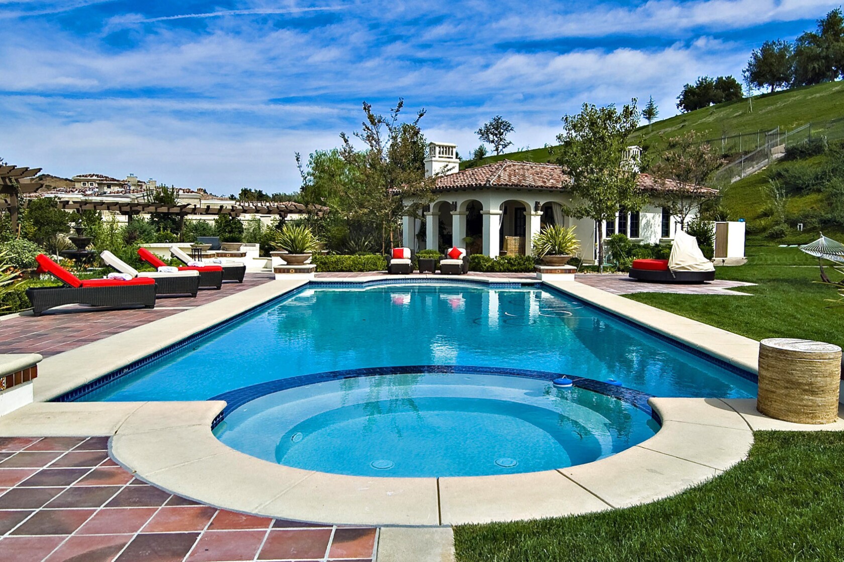 Hot Property Justin Bieber S Home Sells To Khloe Kardashian