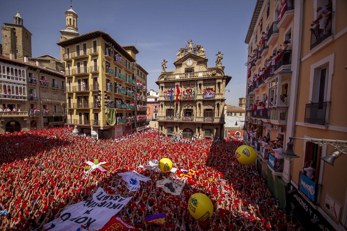 Centenares de personas participan en la ceremonia que da inicio a las famosas fiestas de San Fermín en Pamplona, en el norte de España, el lunes 6 de julio de 2015. (Foto AP/Andres Kudacki)