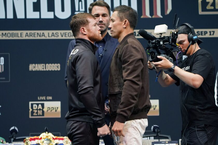 Canelo Alvarez y Gennady Golovkin posan durante la conferencia de prensa antes de la pelea del sábado en Las Vegas el jueves 15 de septiembre del 2022. (AP Foto/John Locher)