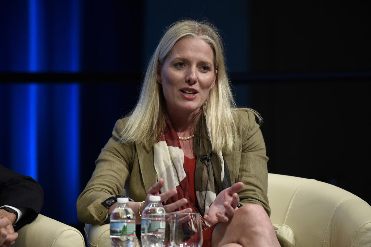 ARCHIVO - Catherine McKenna habla en el panel Turning the Paris Climate Agreement into Action 